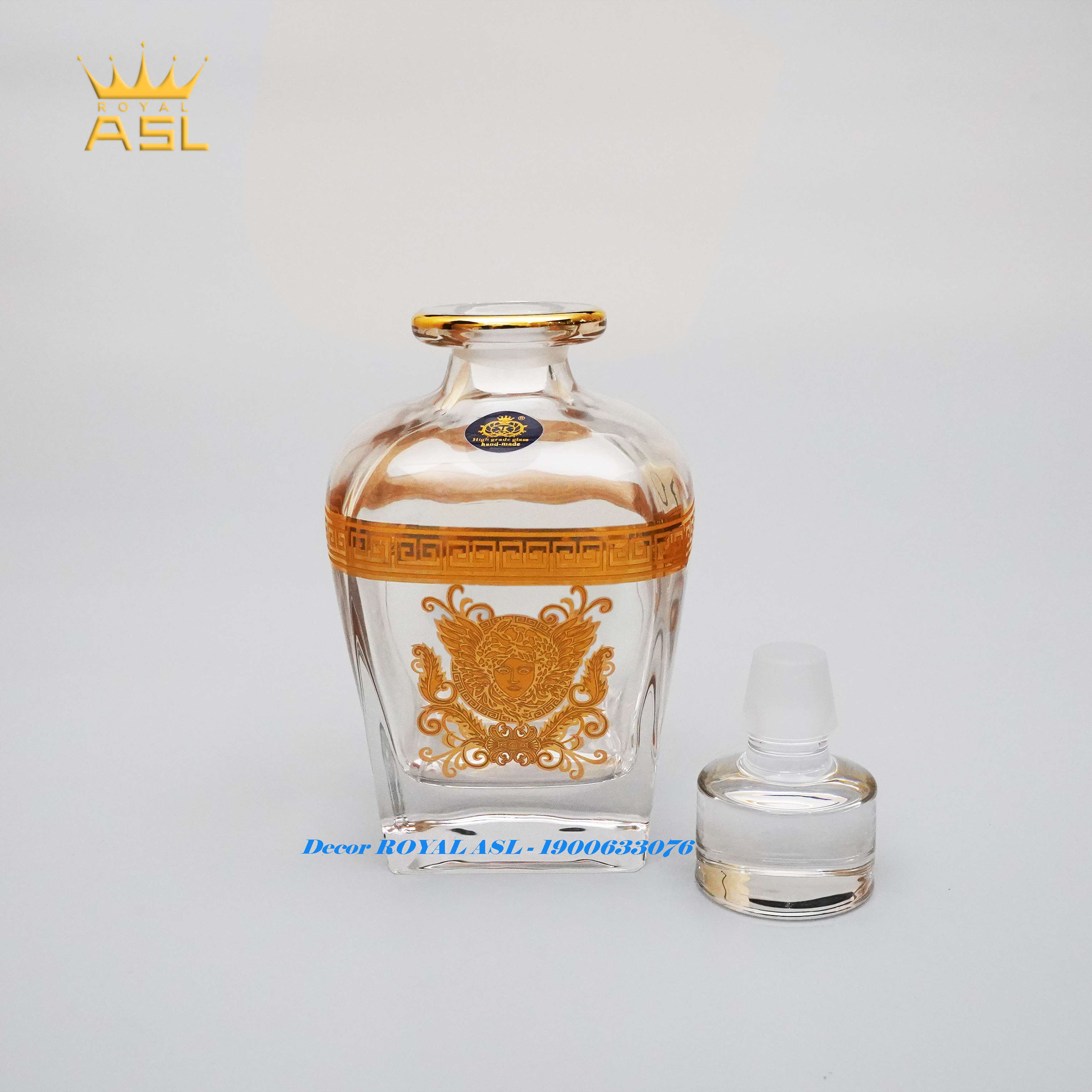 Bộ Bình  Rượu Versace whisky Pha Lê Kiểu Pháp-Họa Tiết Viền Và Dát Nổi Vàng Hình Mặt Chiến Binh Versace -Đáy Vuông-BRV0106
