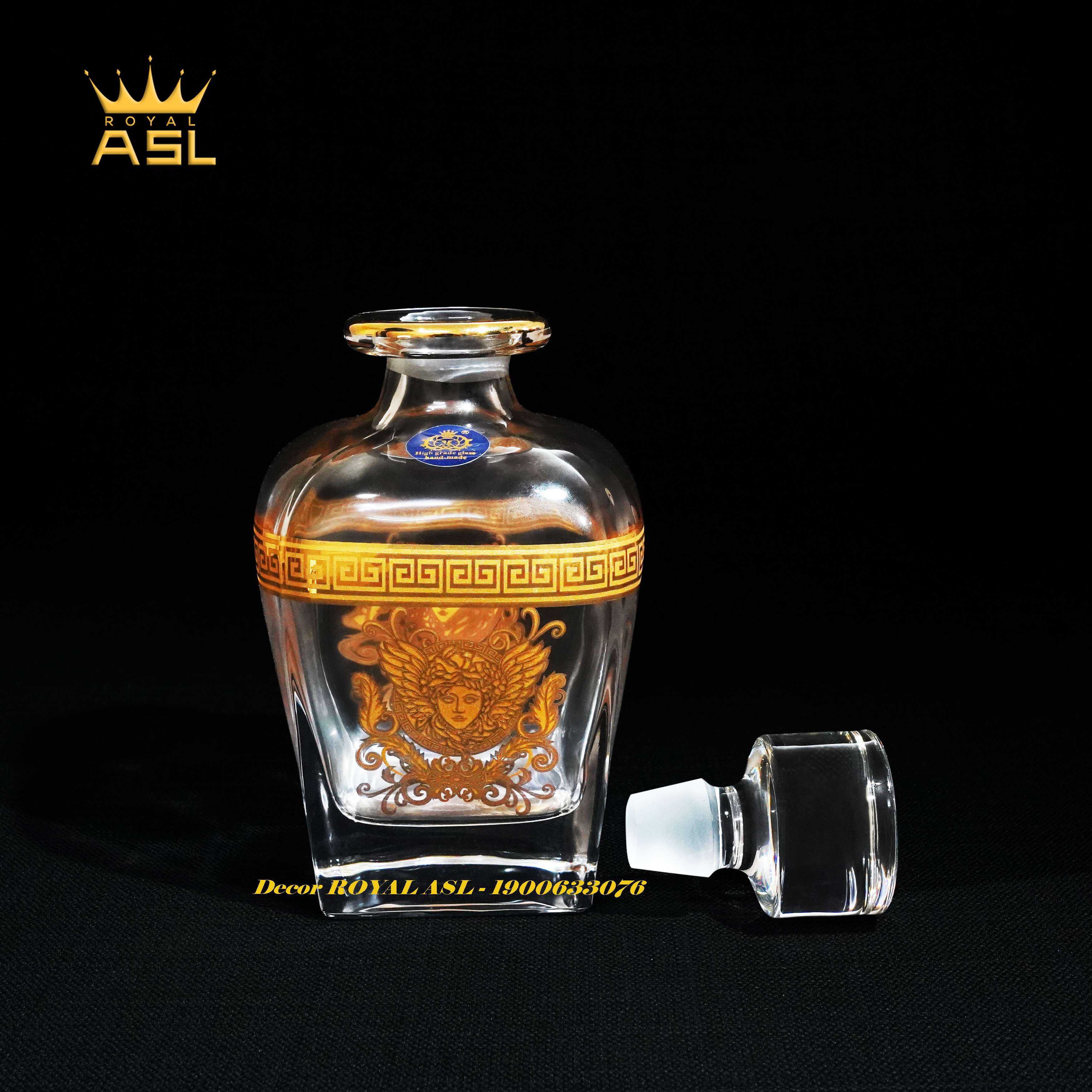 Bộ Bình  Rượu Versace whisky Pha Lê Kiểu Pháp-Họa Tiết Viền Và Dát Nổi Vàng Hình Mặt Chiến Binh Versace -Đáy Vuông-BRV0106