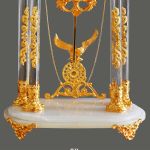 Đồng Hồ Để Bàn Mạ Vàng Phong Cách Châu Âu, Họa Tiết Chim Đại Bàng-4 Trụ Pha Lê, Đế Đá Cẩm Thạch – DH0053