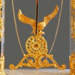 Đồng Hồ Để Bàn Mạ Vàng Phong Cách Châu Âu, Họa Tiết Chim Đại Bàng-4 Trụ Pha Lê, Đế Đá Cẩm Thạch – DH0053