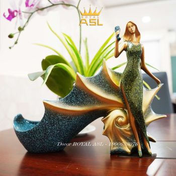 Kệ Để Rượu Vang Hình Cô Gái - Màu  Xanh Dương - KR04