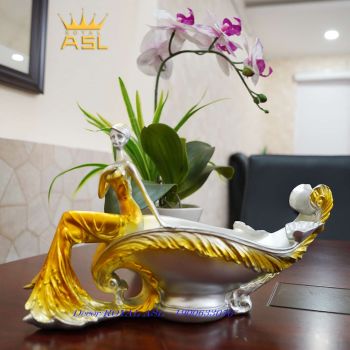 Kệ Để Rượu Vang Hình Thiếu Nữ Ngồi Duyên Dáng - Màu Vàng - KR06