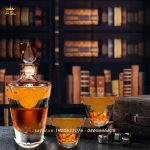 Bộ Bình Rượu Versace whisky Pha Lê Kiểu Pháp-Họa Tiết Dát Nổi Vàng Hình Mặt Chiến Binh Versace -Đáy Tam Giác-BRV0104