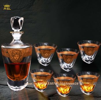 Bộ Bình Rượu Versace whisky Pha Lê Kiểu Pháp-Họa Tiết Dát Nổi Vàng Hình Mặt Chiến Binh Versace -Đáy Tam Giác-BRV0104