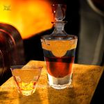 Bộ Bình Rượu Versace whisky Pha Lê Kiểu Pháp-Họa Tiết Dát Nổi Vàng Hình Mặt Chiến Binh Versace -Đáy Tam Giác-BRV0104