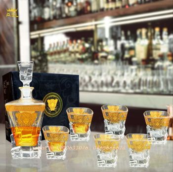 Bộ Bình  Rượu Versace Whisky Pha Lê-Họa Tiết Đúc Nổi Hình Lập Thể Và Dát Nổi Vàng Hình Mặt Chiến Binh Versace -Đáy Vuông-BRV 0107
