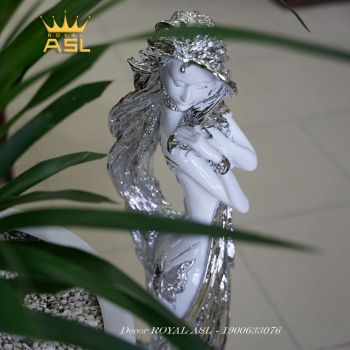Tượng Trang Trí Phòng Khách Mỹ Nhân đứng duyên dáng-Váy xòe 1 bên, Vai bướm-Phong Cách Châu Âu-Màu Trắng Bạc-TCG0002